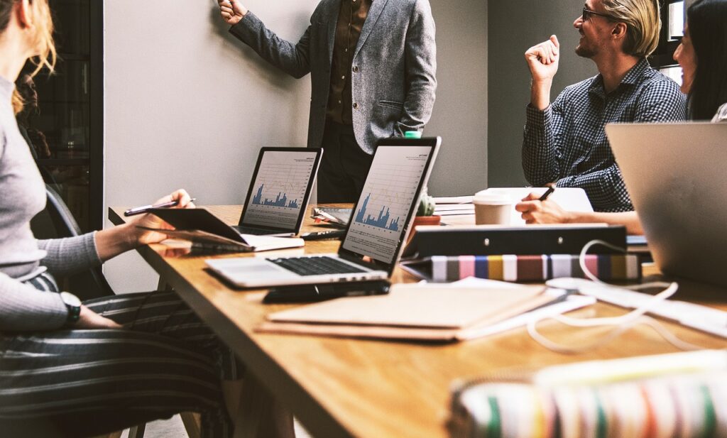 会社員が副業で在宅フリーランスになるためのステップは？